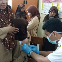 Cegah Penyakit Menular, MIN 3 Jakarta Berikan Imunisasi Bagi Peserta Didik