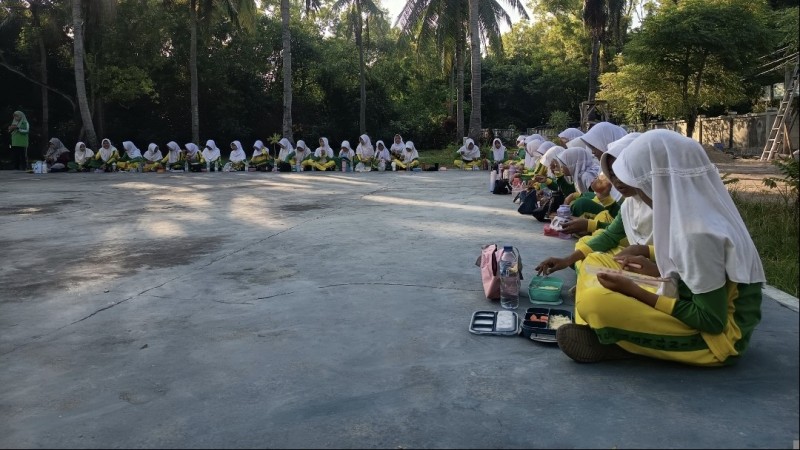 Siswa MIN 17 Kepulauan Seribu Minum Obat Cacing Serentak Cegah Penyakit