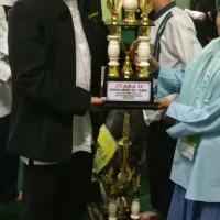 Penyerahan Piala Kepada Juara STQ Tingkat Kecamatan Senen di Masjid At Taufiq  