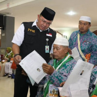 Tunjukkan Jamah Haji Yang Sopan, Kakanwil Sambut Kedatangan Kloter 17 Asal DKI Jakarta