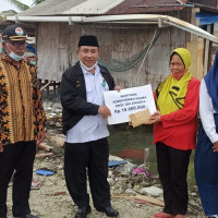 Kanwil Kemenag DKI Berikan Sumbangan Korban Bencana Angin Puting Beliung