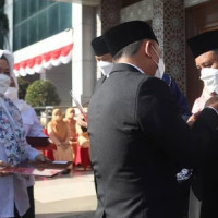 Kepala Kantor Kemenag Kabupaten Kepulauan Seribu menerima Penghargaan Satyalancana Karya Satya 