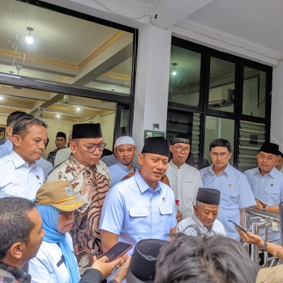 Menteri ATR/BPN Serahkan Sertifikat Wakaf di Wilayah Jakarta Selatan