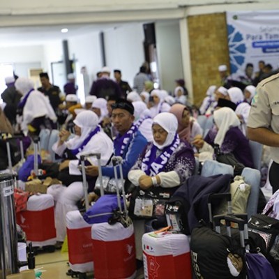 Kloter 11 Tiba di Jakarta: 392 Jamaah Haji Disambut Hangat di Pondok Gede