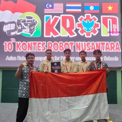 Tim Robotik MAN 4 Jakarta Raih Silver Medal di Ajang KRON 2024