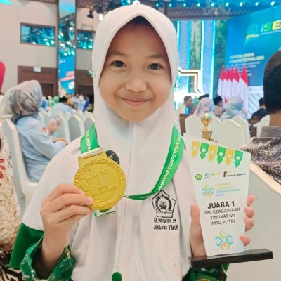 Siswa Kelas 2 MIN 21  Juara 1 lomba MTQ Putri