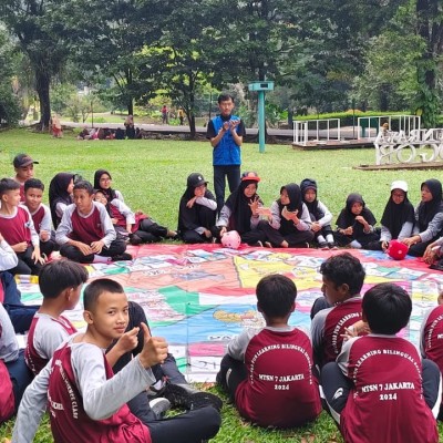 Peserta Didik MTsN 7 Jakarta Belajar  Matematika Dan IPA Di Alam Terbuka