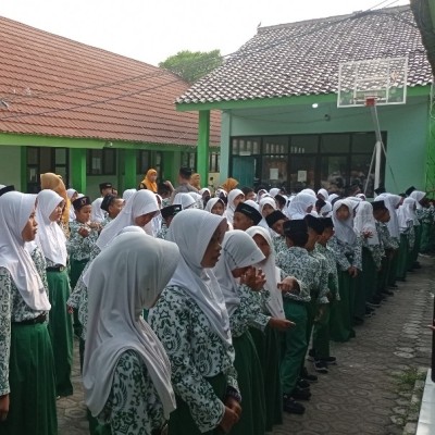 Siswa MIN 17 Kepulauan Seribu Lestarikan Budaya Nasional dan Keagamaan Lewat Kegiatan Khusus Hari Kamis