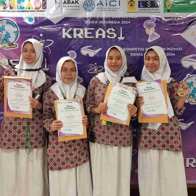 KREASI 2024: Siswa MAN 11 Jakarta Raih Silver Medal dan Special Award