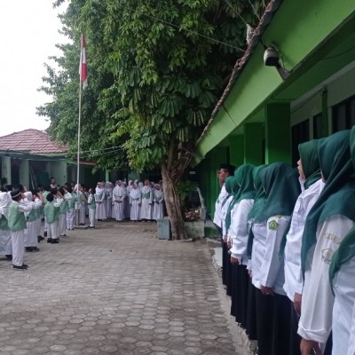 Upacara Pengibaran Bendera di MIN 17 Kepulauan Seribu Berlangsung Khidmat