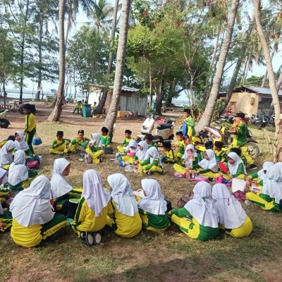 "Belajar Menyenangkan di Tepi Pantai: Siswa MIN 17 Kepulauan Seribu Tingkatkan Kreativitas dan Kesadaran Lingkungan"