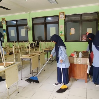 Kerja Bakti Siswa-Siswi MTsN 19 Jakarta Selatan Menyambut Asesmen Sumatif Semester Ganjil