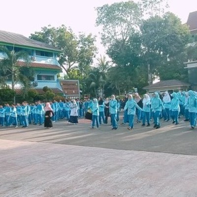Senam Pagi Bersama di MAN 3 Jakarta Pusat: Bangkitkan Semangat dan Kebersamaan