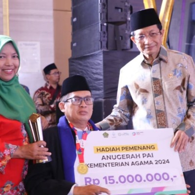 Malam Puncak Anugerah GTK Madrasah, Cing Ato : Keinginan Berpose Dengan Menteri Agama Yang Terwujud 