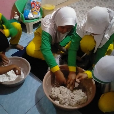 Siswa MIN 17 Kepulauan Seribu Perkuat Profil Pelajar Rahmatan Lil Alamin Lewat Gelar Karya Kerupuk Cue