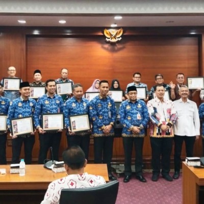 MAN 5 Dan MTsN 5 Jakarta Raih Capaian Tertinggi Bulan Dana, PMI Berikan Penghargaan