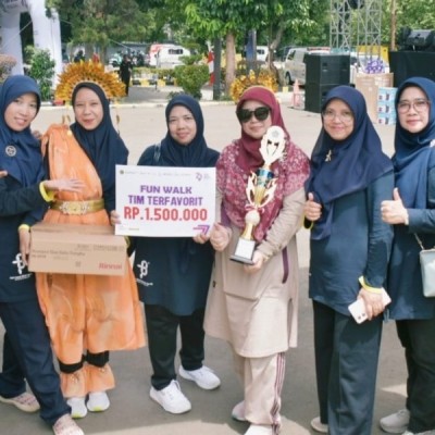 MTsN 19 Jakarta Selatan Juara Tim Terfavorit dalam Fun Walk HAB Ke-79 Kemenag DKI Jakarta