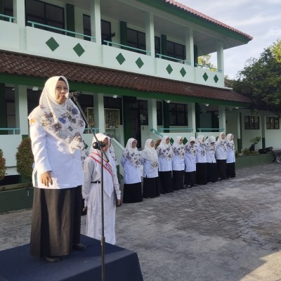 Amanat Pembina Upacara Hari Senin : Pertama Masuk Sekolah Libur Semester