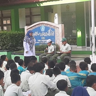 Tadarus Al Quran Bersama, Pembiasaan Pagi di MIN 4 Jakarta Selatan Sebelum Kegiatan Belajar Mengajar