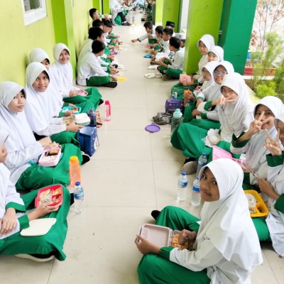 MIN 20 Adakan Pembiasaan Sarapan Bersama Agar Siswa Nyaman Sebelum Belajar