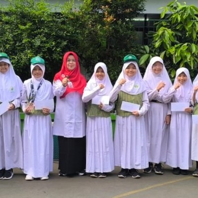 Kepala MIN 2 Jakarta Pusat Memberikan Apresiasi Kerja Keras dan Dedikasi Para Siswa Berprestasi