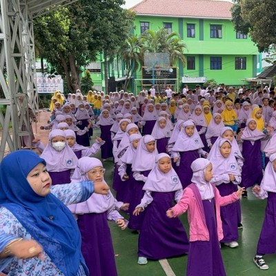 Pembiasaan Senam Pagi "Senam Anak Indonesia Hebat" di MIN 14 Al-Azhar Asy-Syarif