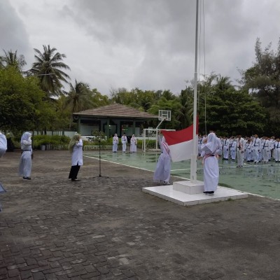 MTsN 26 Kepulauan Seribu Laksanakan Upacara Bendera Merah Putih