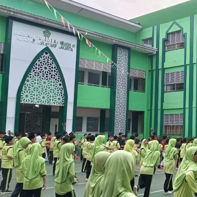 Jaga Kesehatan, Warga MTsN 41 Al Azhar Asy Syarif Ikuti Senam Bersama