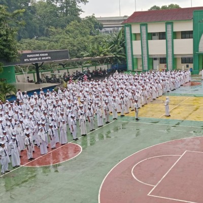 Upacara Bendera di MTsN 42 Jakarta Berlangsung Khidmat Meski Cuaca Mendung