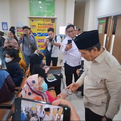 Wakil Menteri Agama Romo Syafi'i Tinjau Program Cek Kesehatan Gratis di Puskesmas Pasar Minggu