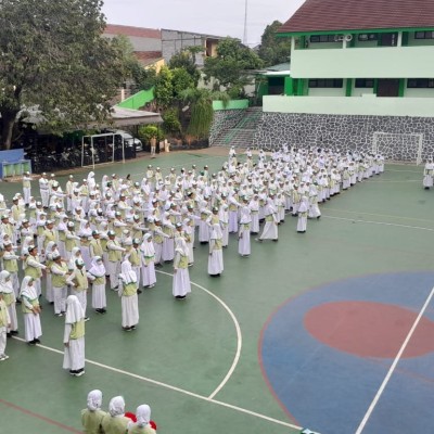 MIN 6 Jakarta Gelar Upacara Bendera, Siswa Diingatkan Pentingnya Kebersihan