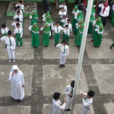 Menjelang Ramadhan, Ini Pesan M.Sidik Saat Upacara Bendera MIN 17 Kepulauan Seribu