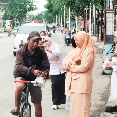 Dharma Wanita Kankemenag Jakarta Utara Bagikan Ta'jil untuk Warga di Bulan Ramadhan