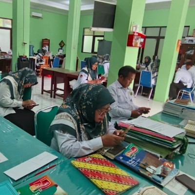 Tadarusan Al Qur'an Secara Halaqoh Guru dan Tenaga Kependidikan MTsN 19 Jakarta Selatan