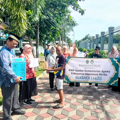 Dharma Wanita Persatuan Kemenag Kepulauan Seribu Berbagi Takzil untuk Masyarakat