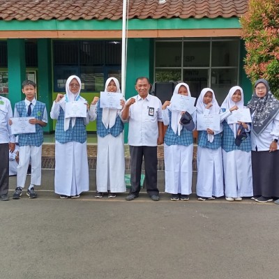 Tim Riset MTsN 40 Jakarta berhasil meraih dua mendali emas dalam ajang JISF 2025