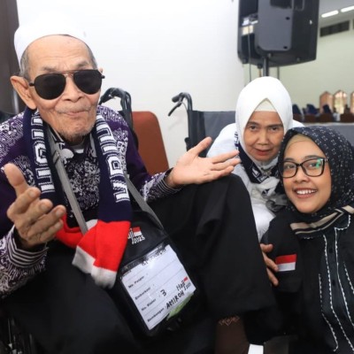 Ketulusan di Antara Roda dan Doa: Kiky, Petugas PPIH yang Disayangi Jemaah Seperti Anak Sendiri