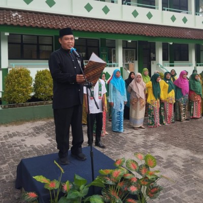 MTsN 26 Kepulauan Seribu Gelar Upacara Hardiknas 2025