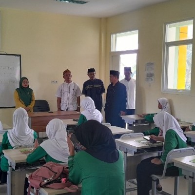Kasie Pendis Kemenag Kepulauan Seribu Monitoring Simulasi Ujian Madrasah di MIN 17
