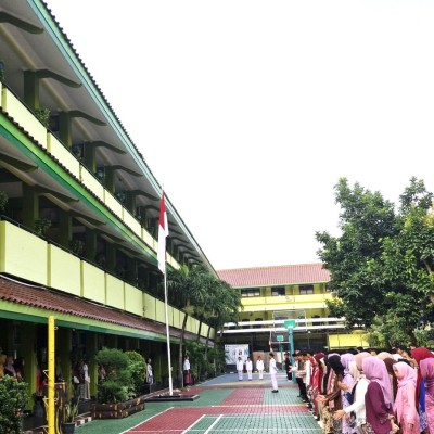 Upacara Pengibaran Bendera Memperingati Hari Pendidikan Nasional Tahun 2025