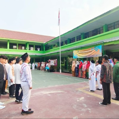 MTsN 19 Jakarta Selatan Gelar Upacara Hardiknas 2025 dengan Nuansa Pakaian Adat Se-Nusantara