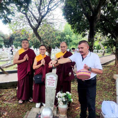 Ziarah Dan Tabur Bunga Umat Buddha : Ingatkan Pubbakari Dan Katannukatavedi 