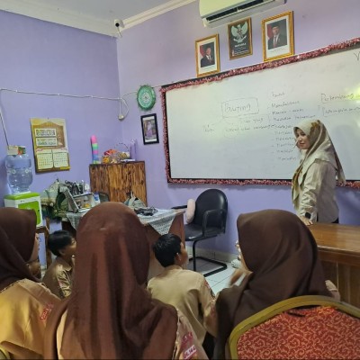 Guru BK MTsN 19 Jakarta Selatan Konseling Kelompok Tentang Bullying untuk Siswa Kelas VII
