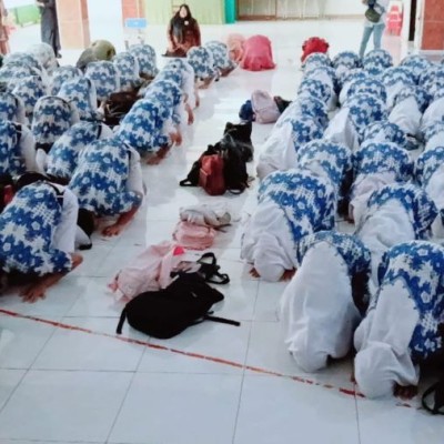 Sujud Syukur Warnai Akhir Asesmen Madrasah Kelas 9 MTsN 17 Jakarta