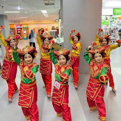 Tim Tari MIN 4 Jakarta Selatan Juara Umum Lomba Tari Daerah Nusantara