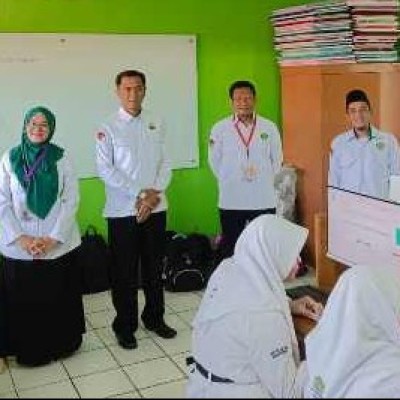 Tim Monitoring Kemenag DKI Jakarta Pantau Ujian Madrasah Berbasis Digital di MTsN 42 Jakarta Timur