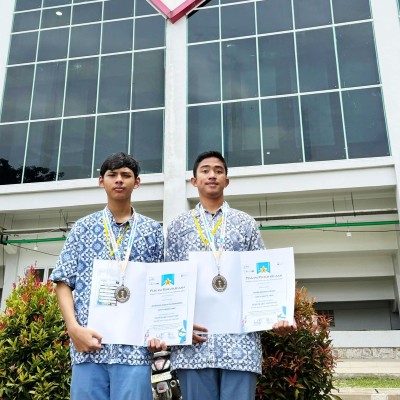 Siswa MAN 14 Jakarta Terima Penghargaan Honorable Mention Kossmi 2025