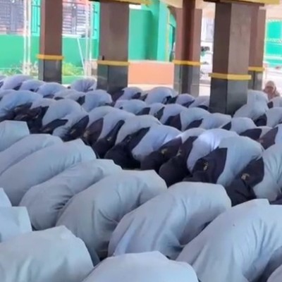 Ujian Madrasah Selesai, Pelajar MTsN 42 Jakarta Gelar Sujud Syukur dan Selebrasi