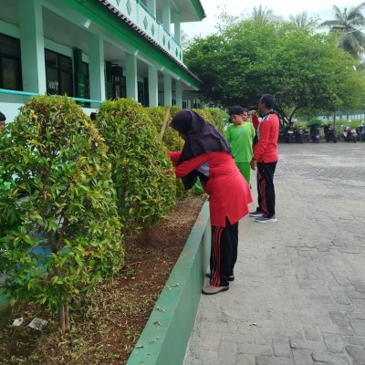 Jaga Lingkungan Madrasah Lewat Jumat Bersih