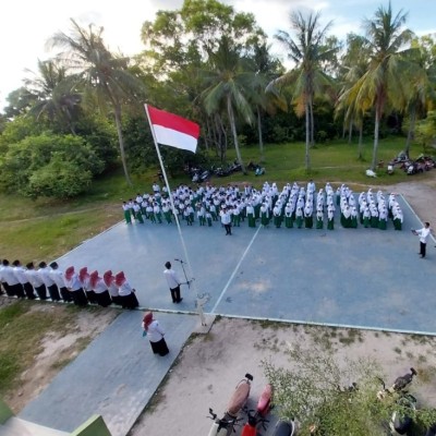 Upacara Harkitnas ke-117 di MIN 17 Kepulauan Seribu, Guru Senior Bacakan Pidato Menteri Komdigi
